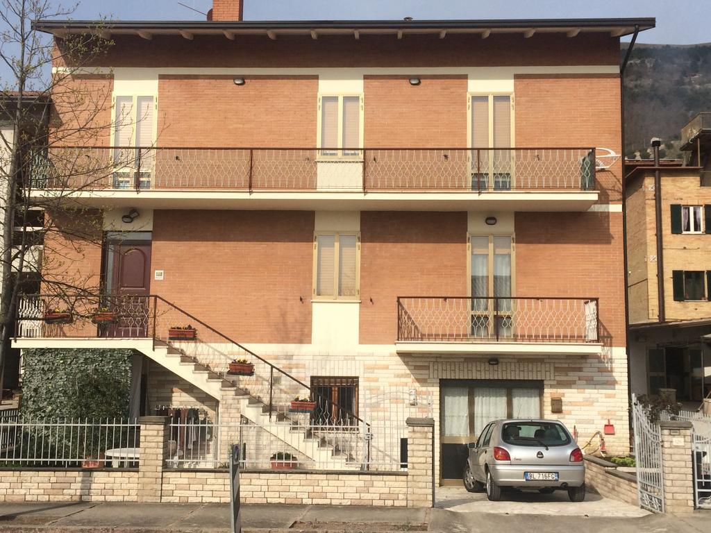 شقة La Signora Dei Fiori غوبيو المظهر الخارجي الصورة